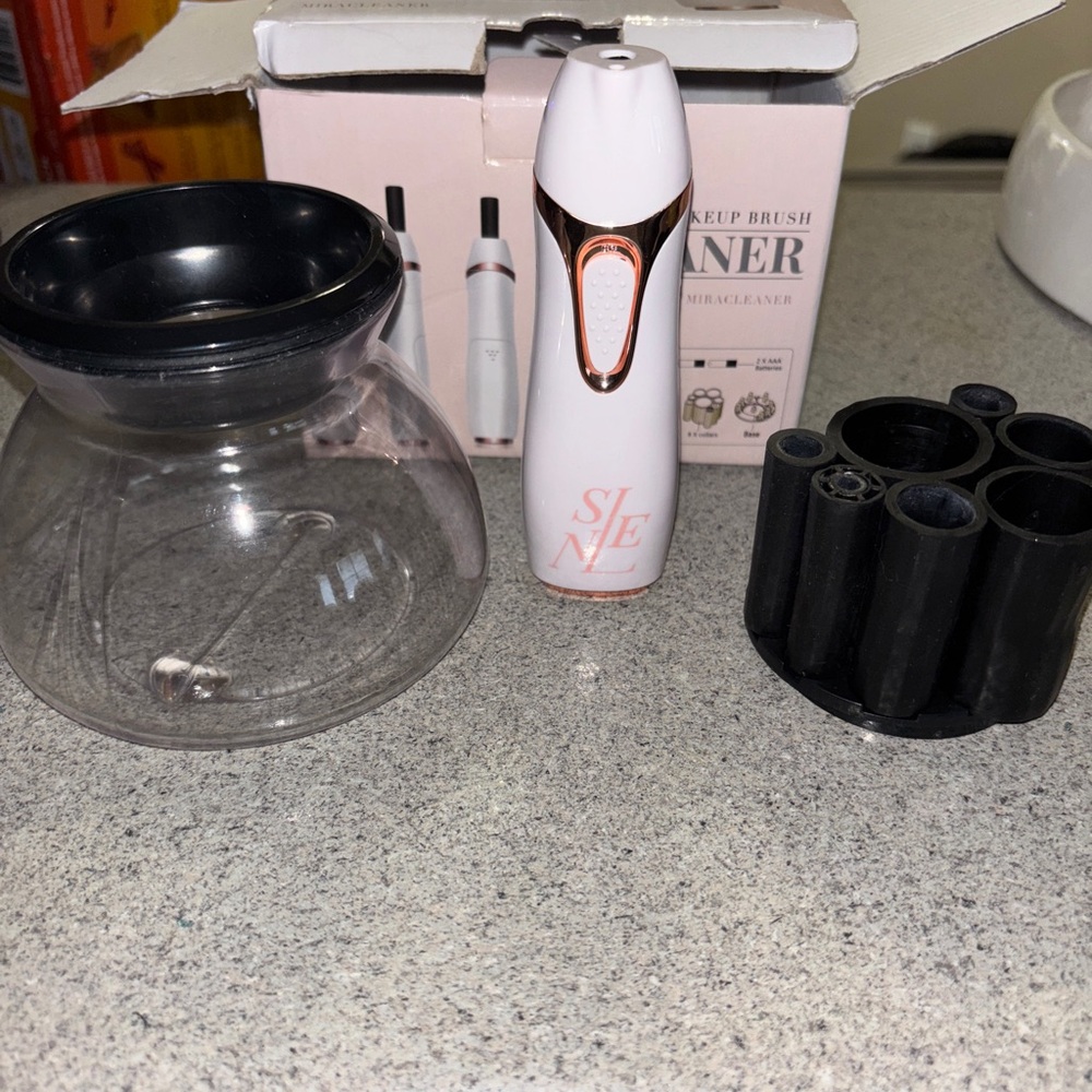 Makeup Brush Cleaner - White and rose gold